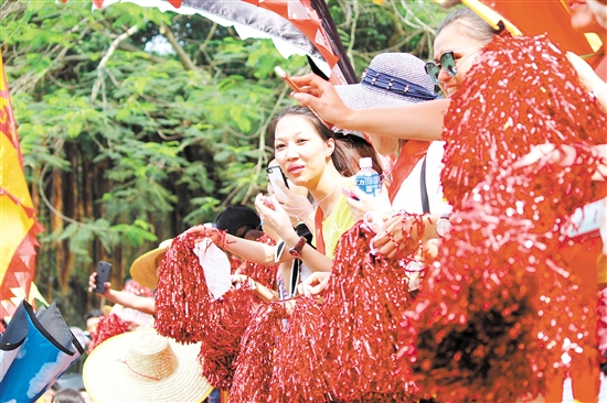 天马村龙舟赛每年都会吸引成千上万观众捧场。 天马村龙舟赛每年都会吸引成千上万观众捧场。