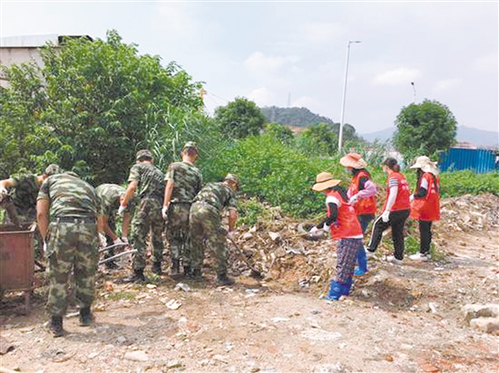 军民携手清理卫生黑点。 军民携手清理卫生黑点。