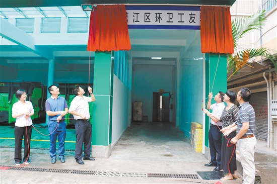 领导嘉宾为首批环卫工友驿站揭牌。
