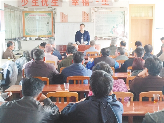 广东五邑律师事务所林燕律师在台山市四九镇上南村委会为村民讲解有关预付款消费及借款合同的法律知识。