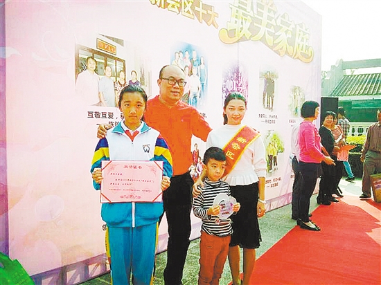 2016年,梁瑞文家庭获评为新会区年度十大“最美家庭”之一。 2016年,梁瑞文家庭获评为新会区年度十大“最美家庭”之一。