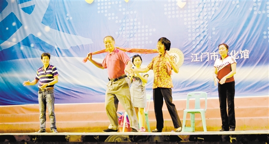 在东湖广场上演的“快乐文艺小分队”首次小品大联欢，节目均由“快乐文艺小分队”自编、自导、自演。