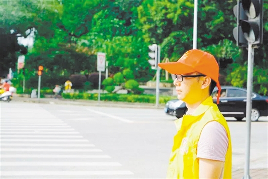 一名志愿者走上街头进行文明交通劝导。