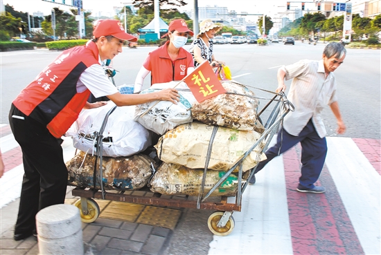 在我市主要交通路口，志愿者们在做好文明劝导的同时，还力所能及地帮助路人。