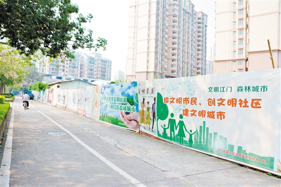 ⬆一堵堵围墙“活”了起来，变成了会讲故事的“文化墙”。