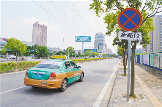 ⬅城轨江门东站道路B线上,数百米长的路面没有一辆小车违规停放。 ⬅城轨江门东站道路B线上,数百米长的路面没有一辆小车违规停放。