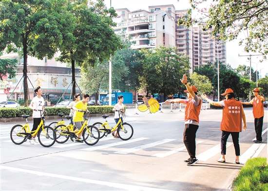在志愿者的引导下，学生们有序通过马路。