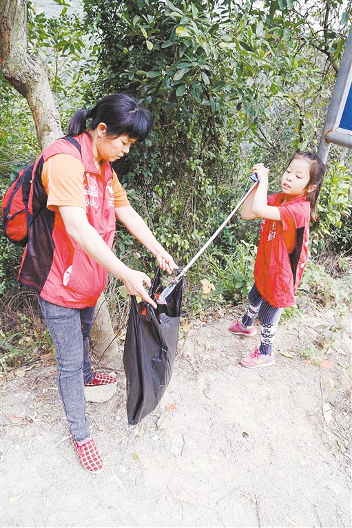 你来捡，我来装，当志愿者从小事做起，从小做起。江门日报记者