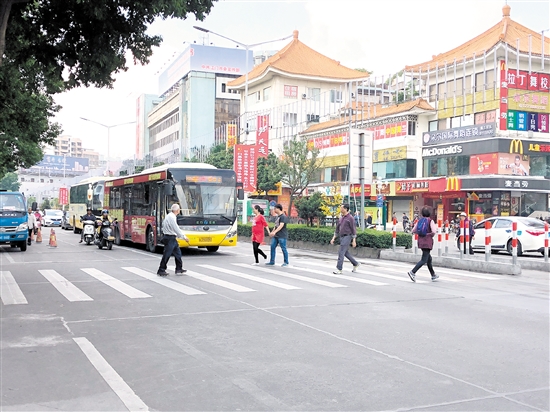 蓬江区港口路银晶酒店前的斑马线，大部分小车、摩托车会及时减速礼让行人通行。