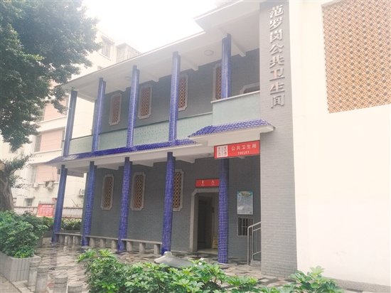 范罗岗公厕外观整洁气派，仿佛一栋两层的小洋楼。