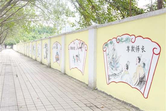 蓬江区对建设二路王野摩托段的彩绘墙进行了翻新。