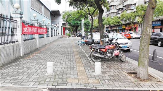 人行道上设置隔离墩,有效解决了机动车占用人行道的问题。 人行道上设置隔离墩,有效解决了机动车占用人行道的问题。